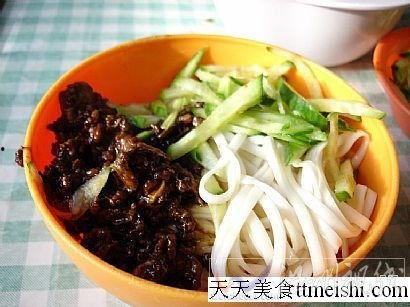 老北京炸酱面爆料视频,传统美食背后的故事与制作揭秘  第1张