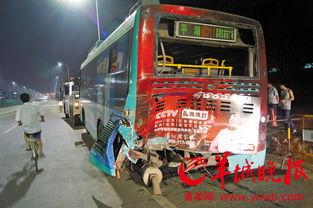 南宁爆料泥头车追尾视频,南宁泥头车追尾事故现场惊险瞬间 第1张 南宁爆料泥头车追尾视频,南宁泥头车追尾事故现场惊险瞬间 第1张