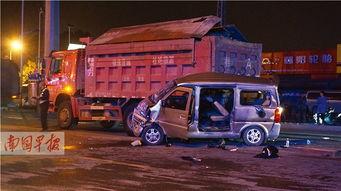 南宁爆料泥头车追尾视频,南宁泥头车追尾事故现场惊险瞬间 第3张 南宁爆料泥头车追尾视频,南宁泥头车追尾事故现场惊险瞬间 第3张