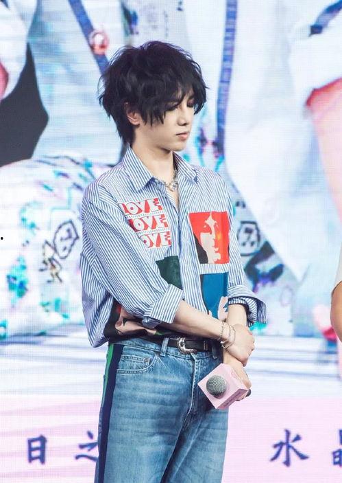 今日份娱乐圈爆料,明星恋情曝光，幕后真相令人震惊！